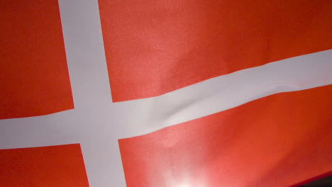 Nahaufnahme-Studioaufnahme-Der-Dänischen-Flagge,-Die-Füllrahmen-Fliegt