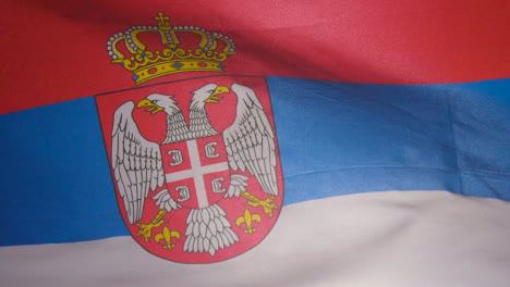 Nahaufnahme-Studioaufnahme-Der-Serbischen-Flagge,-Die-Den-Füllrahmen-Fliegt