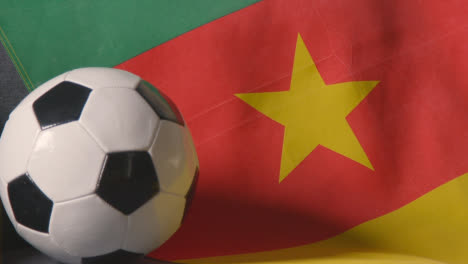Flagge-Von-Kamerun-Zu-Hause-über-Sofa-Drapiert,-Fußball-Bereit-Für-Spiel-Im-Fernsehen-3