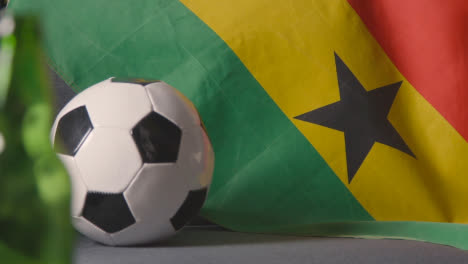 Flagge-Von-Ghana-über-Sofa-Zu-Hause-Drapiert,-Fußball-Bereit-Für-Spiel-Im-Fernsehen-3