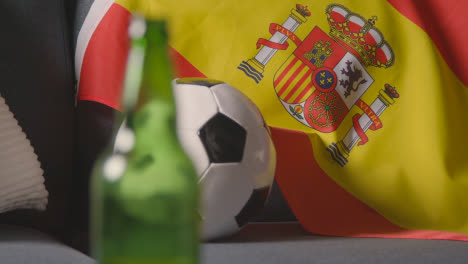 Bandera-De-España-Sobre-Un-Sofá-En-Casa-Con-Fútbol-Listo-Para-El-Partido-En-Tv-2