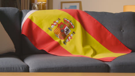 Flagge-Spaniens-Zu-Hause-über-Dem-Sofa-Drapiert,-Bereit-Für-Das-Spiel-Im-Fernsehen-3