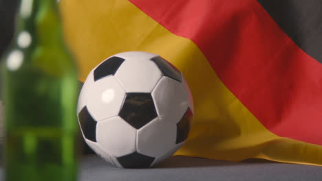 Flagge-Von-Deutschland-Zu-Hause-über-Sofa-Drapiert-Mit-Fußball-Bereit-Für-Spiel-Im-Tv-2