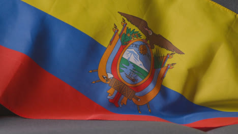 Nahaufnahme-Der-Flagge-Von-Ecuador,-Die-Zu-Hause-über-Dem-Sofa-Drapiert-Ist,-Mit-Dem-Fußball,-Der-Für-Das-Spiel-Im-Fernsehen-Bereit-Ist
