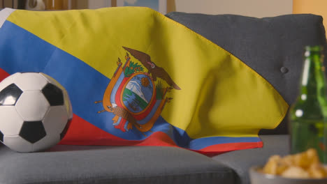 Flagge-Von-Ecuador-Zu-Hause-über-Sofa-Drapiert-Mit-Fußball-Bereit-Für-Spiel-Auf-Tv-1