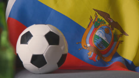 Flagge-Von-Ecuador-Zu-Hause-über-Sofa-Drapiert-Mit-Fußball-Bereit-Für-Spiel-Im-Tv-2