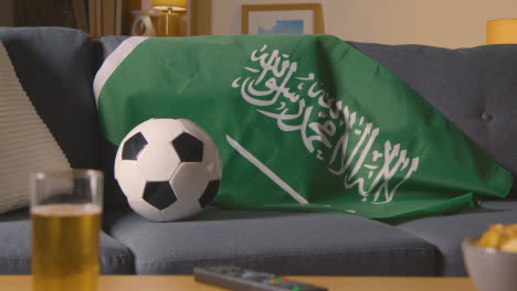 Flagge-Von-Saudi-arabien-Drapiert-über-Dem-Sofa-Zu-Hause-Bereit-Für-Das-Spiel-Im-Fernsehen