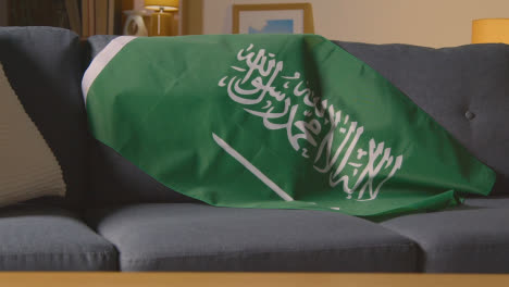 Flagge-Saudi-Arabiens-Zu-Hause-über-Dem-Sofa-Drapiert,-Bereit-Für-Das-Spiel-Im-Fernsehen-2