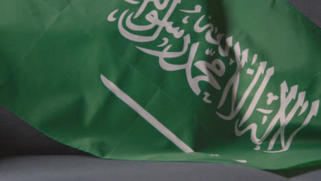 Nahaufnahme-Der-Flagge-Von-Saudi-arabien,-Die-Zu-Hause-über-Dem-Sofa-Drapiert-Ist,-Bereit-Für-Das-Spiel-Im-Fernsehen