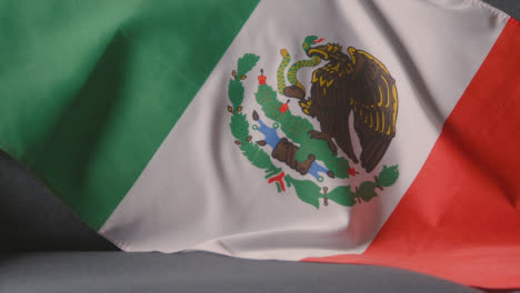 Nahaufnahme-Der-Flagge-Von-Mexiko,-Die-Zu-Hause-über-Dem-Sofa-Drapiert-Ist,-Bereit-Für-Das-Spiel-Im-Fernsehen