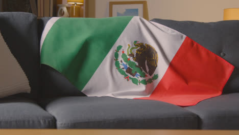 Flagge-Von-Mexiko-über-Sofa-Zu-Hause-Drapiert,-Bereit-Für-Spiel-Im-Fernsehen
