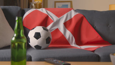 Bandera-De-Dinamarca-Sobre-Un-Sofá-En-Casa-Con-Fútbol-Listo-Para-El-Partido-En-Tv-1