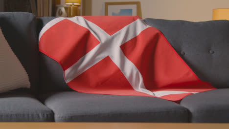 Bandera-De-Dinamarca-Sobre-Un-Sofá-En-Casa-Con-Fútbol-Listo-Para-El-Partido-En-Tv-3