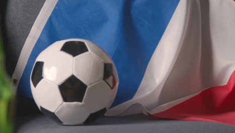 Flagge-Von-Frankreich-Zu-Hause-über-Sofa-Drapiert-Mit-Fußball-Bereit-Für-Spiel-Im-Tv-2