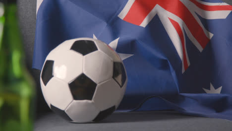 Flagge-Von-Neuseeland-Zu-Hause-über-Dem-Sofa-Drapiert,-Fußball-Bereit-Für-Das-Spiel-Im-Fernsehen