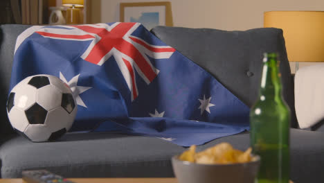 Flagge-Von-Neuseeland-Zu-Hause-über-Sofa-Drapiert,-Fußball-Bereit-Für-Spiel-Im-Tv-3