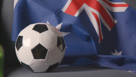 Flagge-Von-Neuseeland-Zu-Hause-über-Sofa-Drapiert,-Fußball-Bereit-Für-Spiel-Im-Tv-4