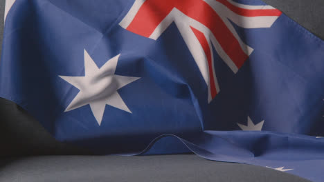 Nahaufnahme-Der-Flagge-Von-Neuseeland,-Die-Zu-Hause-über-Dem-Sofa-Drapiert-Ist,-Bereit-Für-Das-Spiel-Im-Fernsehen