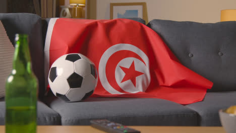 Flagge-Der-Türkei-Zu-Hause-über-Sofa-Drapiert,-Fußball-Bereit-Für-Spiel-Im-Tv-1