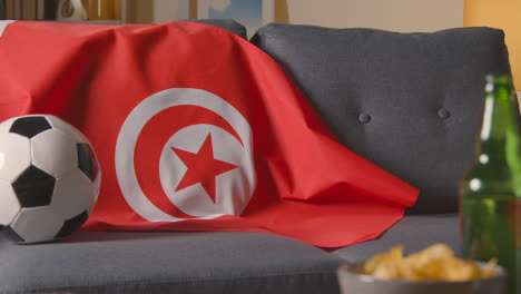 Flagge-Der-Türkei-Zu-Hause-über-Sofa-Drapiert,-Fußball-Bereit-Für-Spiel-Im-Tv-2