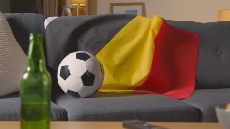 Bandera-De-Bélgica-Sobre-Un-Sofá-En-Casa-Con-Fútbol-Listo-Para-El-Partido-En-Tv-1