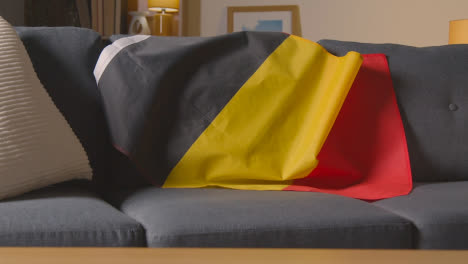 Flagge-Von-Belgien-Drapiert-über-Sofa-Zu-Hause-Bereit-Für-Spiel-Im-Fernsehen