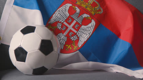 Flagge-Serbiens-über-Sofa-Zu-Hause-Drapiert,-Fußball-Bereit-Für-Spiel-Im-Tv-2