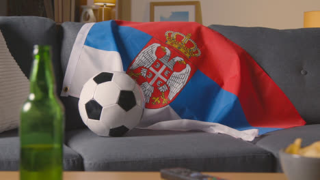 Flagge-Serbiens-über-Sofa-Zu-Hause-Drapiert,-Fußball-Bereit-Für-Spiel-Im-Tv-3