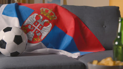 Flagge-Serbiens-über-Sofa-Zu-Hause-Drapiert,-Fußball-Bereit-Für-Spiel-Im-Tv-4