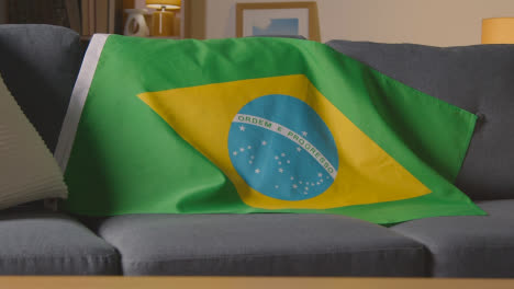 Flagge-Von-Brasilien-Drapiert-über-Sofa-Zu-Hause-Bereit-Für-Spiel-Im-Fernsehen