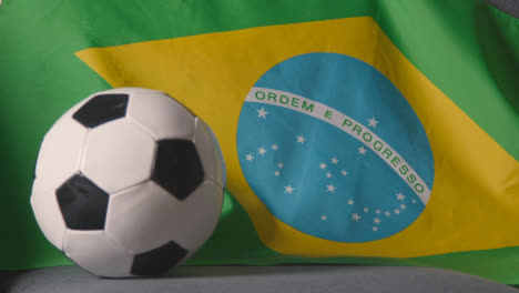 Flagge-Von-Brasilien-Zu-Hause-über-Sofa-Drapiert,-Fußball-Bereit-Für-Spiel-Im-Tv-2
