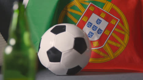 Bandera-De-Portugal-Sobre-Un-Sofá-En-Casa-Con-Fútbol-Listo-Para-El-Partido-En-La-Televisión