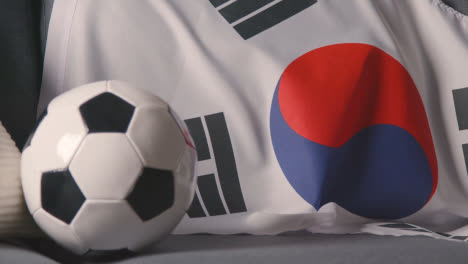 Flagge-Von-Südkorea-Zu-Hause-über-Sofa-Drapiert,-Fußball-Bereit-Für-Spiel-Im-Tv-2