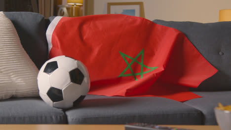 Bandera-De-Marruecos-Sobre-Un-Sofá-En-Casa-Con-Fútbol-Listo-Para-El-Partido-En-Tv-1