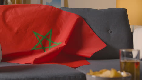 Bandera-De-Marruecos-Sobre-Un-Sofá-En-Casa-Con-Fútbol-Listo-Para-El-Partido-En-Tv-2