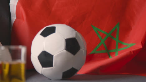 Flagge-Von-Marokko-Zu-Hause-über-Sofa-Drapiert,-Fußball-Bereit-Für-Spiel-Im-Tv-3