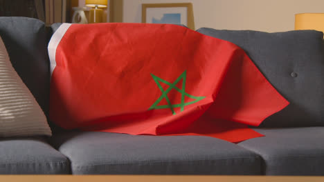 Flagge-Von-Marokko,-Die-Zu-Hause-über-Dem-Sofa-Drapiert-Ist,-Bereit-Für-Das-Spiel-Im-Fernsehen