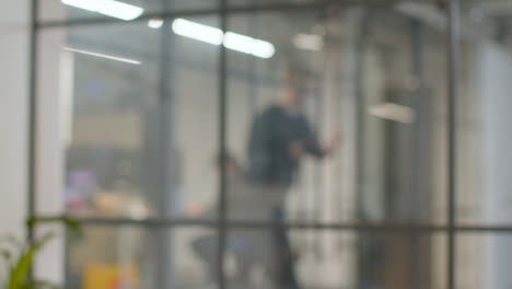 Defocused-Background-Shot-Of-Businesspeople-Working-In-Busy-Modern-Office-2