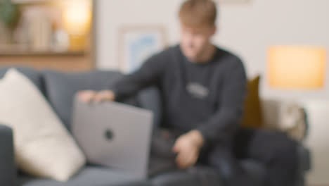 Foto-Desenfocada-De-Un-Estudiante-Universitario-Que-Trabaja-En-Una-Laptop-En-Casa