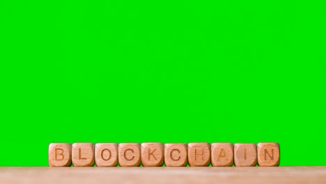Geschäftskonzept-Holzbuchstabenwürfel-Oder-Würfel,-Die-Blockchain-Gegen-Grünen-Bildschirm-Buchstabieren