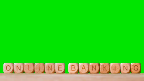 Geschäftskonzept-Hölzerne-Buchstabenwürfel-Oder-Würfel,-Die-Online-Banking-Gegen-Grünen-Bildschirm-Buchstabieren