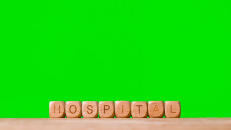 Medizinisches-Konzept-Mit-Hölzernen-Buchstabenwürfeln-Oder-Würfeln,-Die-Krankenhaus-Vor-Grünem-Hintergrund-Buchstabieren