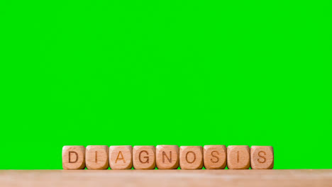 Medizinisches-Konzept-Mit-Holzbuchstabenwürfeln-Oder-Würfelrechtschreibdiagnose-Vor-Grünem-Hintergrund