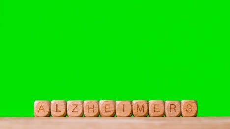 Medizinisches-Konzept-Mit-Holzbuchstabenwürfeln-Oder-Würfeln,-Die-Alzheimer-Gegen-Grünen-Bildschirm-Buchstabieren