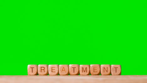 Medizinisches-Konzept-Mit-Holzbuchstabenwürfeln-Oder-Würfelrechtschreibbehandlung-Vor-Grünem-Hintergrund