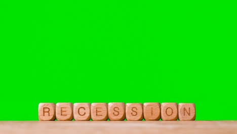 Konzept-Mit-Hölzernen-Buchstabenwürfeln-Oder-Würfeln,-Die-Rezession-Vor-Grünem-Hintergrund-Buchstabieren