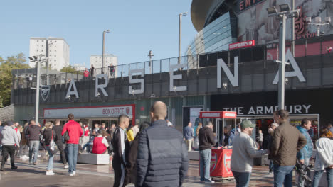 Außenansicht-Des-Emirates-Stadium-Home-Ground-Arsenal-Football-Club-London-Mit-Fans-Am-Spieltag