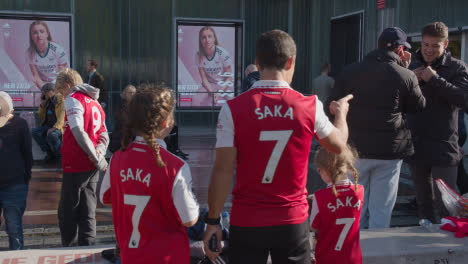 Familie-In-Mannschaftsausrüstung-Außerhalb-Des-Emirates-Stadium-Home-Ground-Arsenal-Football-Club-London-Am-Spieltag