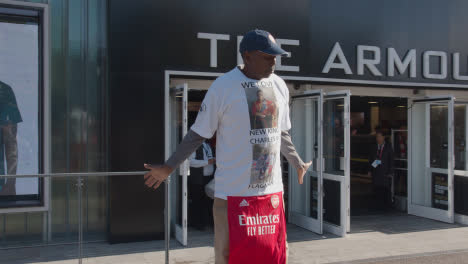 Fan-Bailando-Fuera-Del-Estadio-Emirates-Home-Ground-Club-De-Fútbol-Arsenal-De-Londres-Con-Seguidores-El-Día-Del-Partido