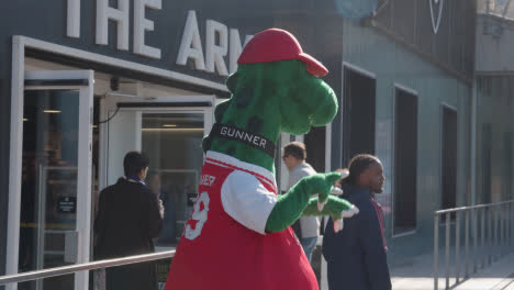 Mascota-Del-Club-Bailando-Fuera-Del-Estadio-Emirates-Home-Ground-Club-De-Fútbol-Arsenal-De-Londres-Con-Seguidores-El-Día-Del-Partido